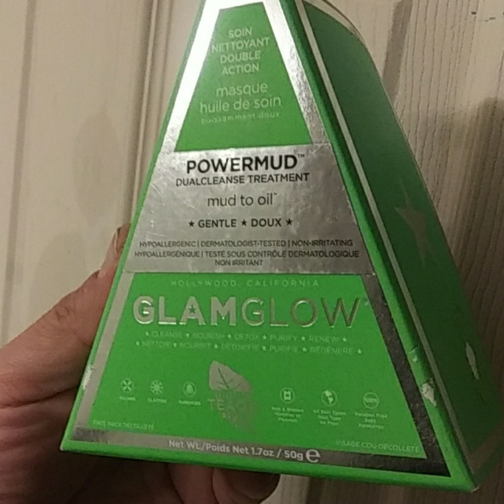 Glam glow powder mud duoclenz treatment